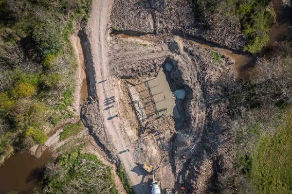 Continúa la construcción de calzadas sumergibles en el departamento Nogoyá